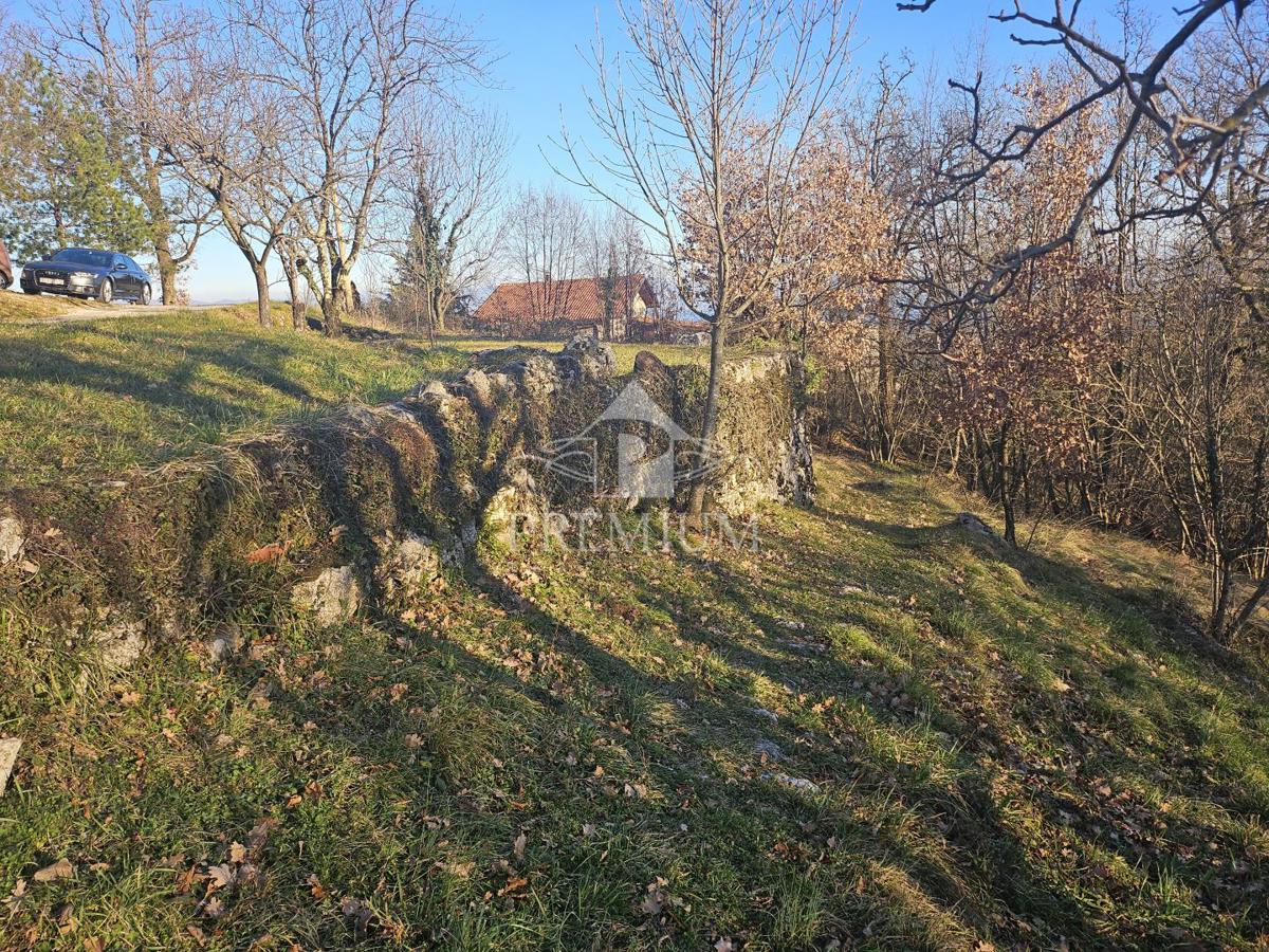 ZAZIDLJIVO ZEMLJIŠČE NA MIRNI LOKACIJI