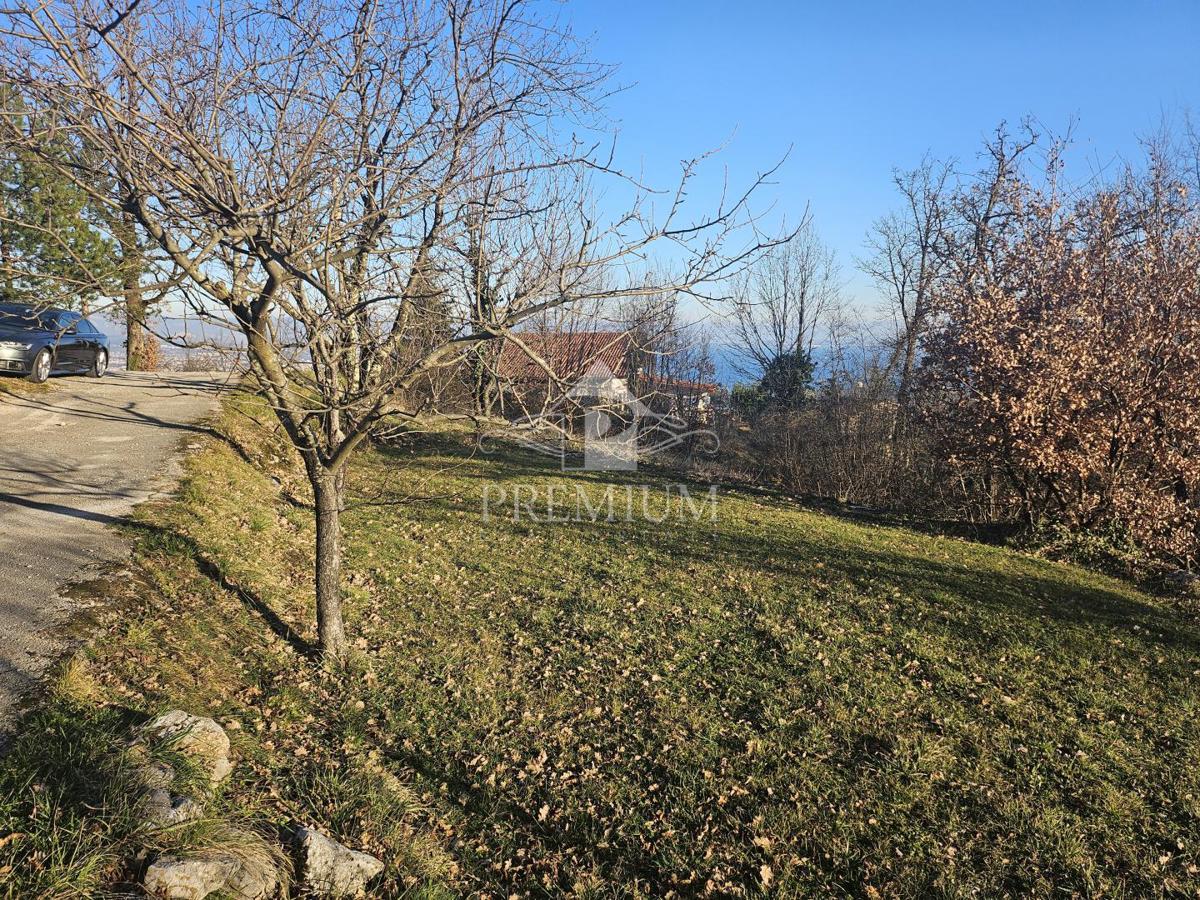 ZAZIDLJIVO ZEMLJIŠČE NA MIRNI LOKACIJI