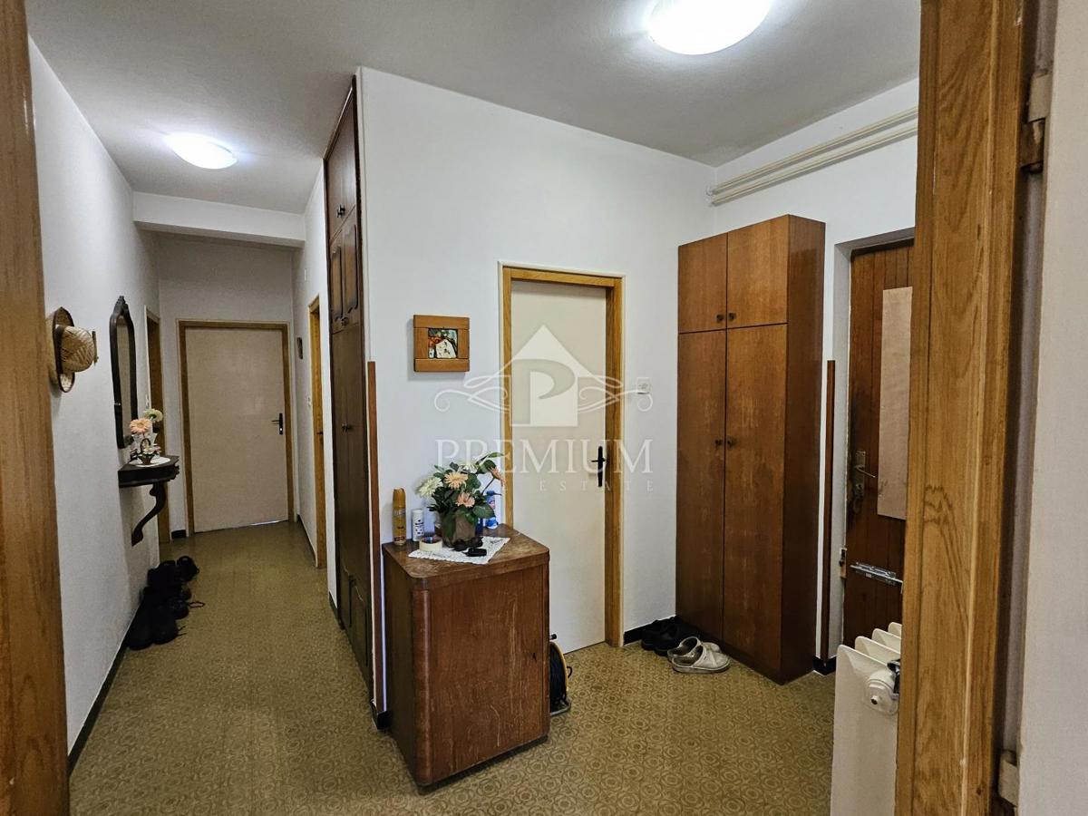 STANOVANJE V BLIŽINI CENTRA Z PREKRASNIM RAZGLEDOM