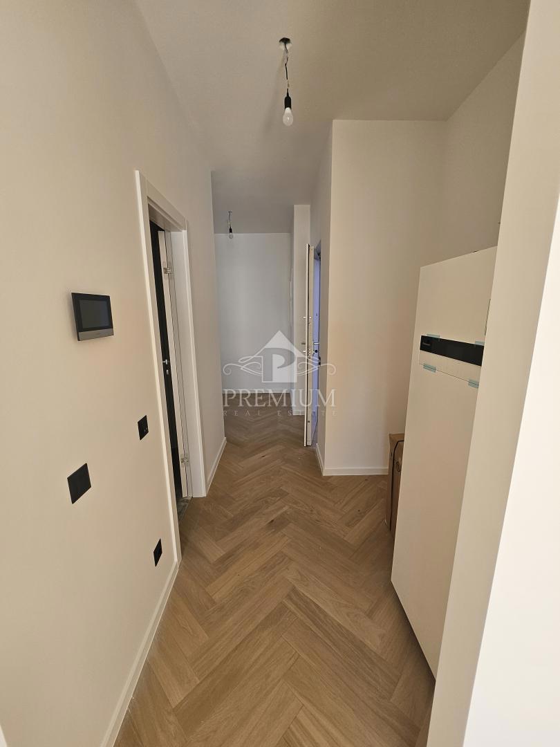 NOVOZGRAJENO STANOVANJE, GARAŽA, DVIGALO, RAZGLED