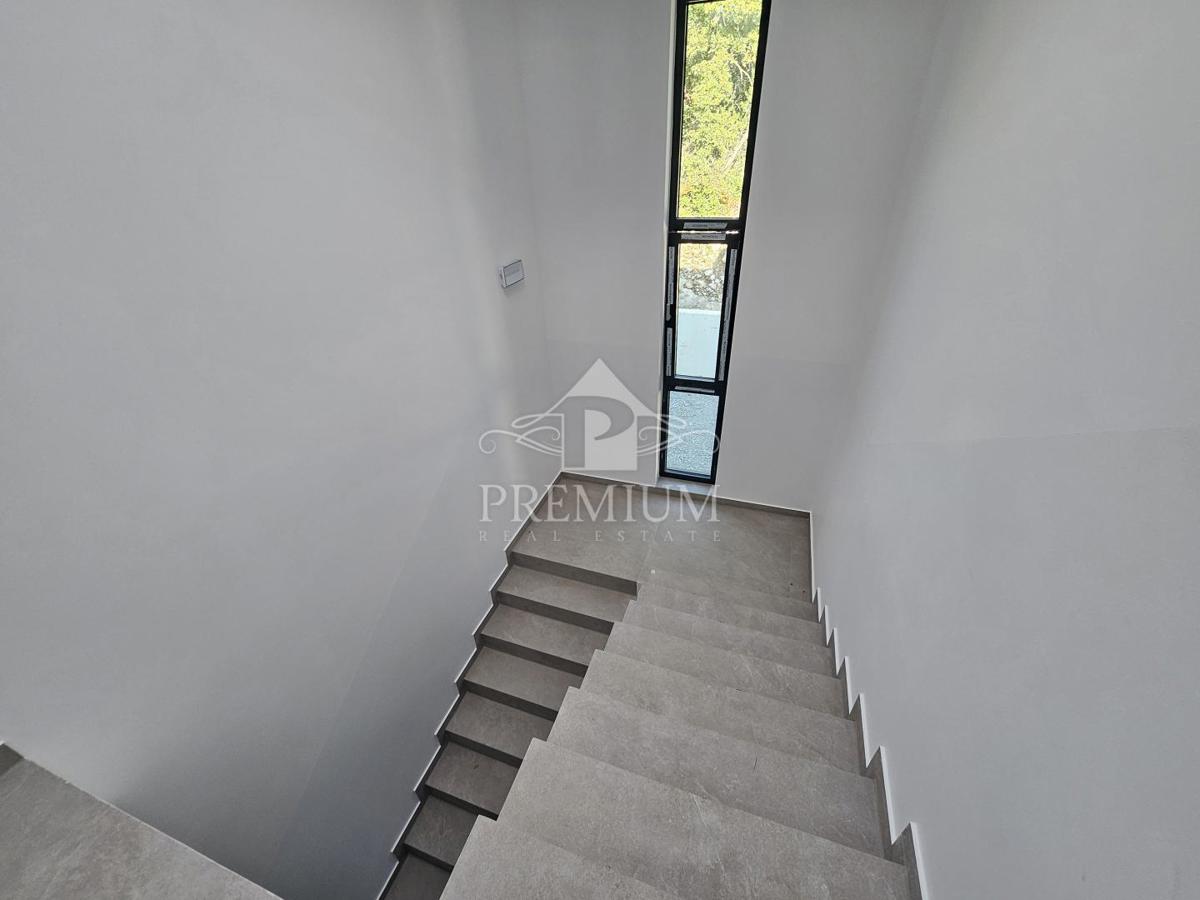 NOVOZGRAJENO STANOVANJE, GARAŽA, DVIGALO, RAZGLED