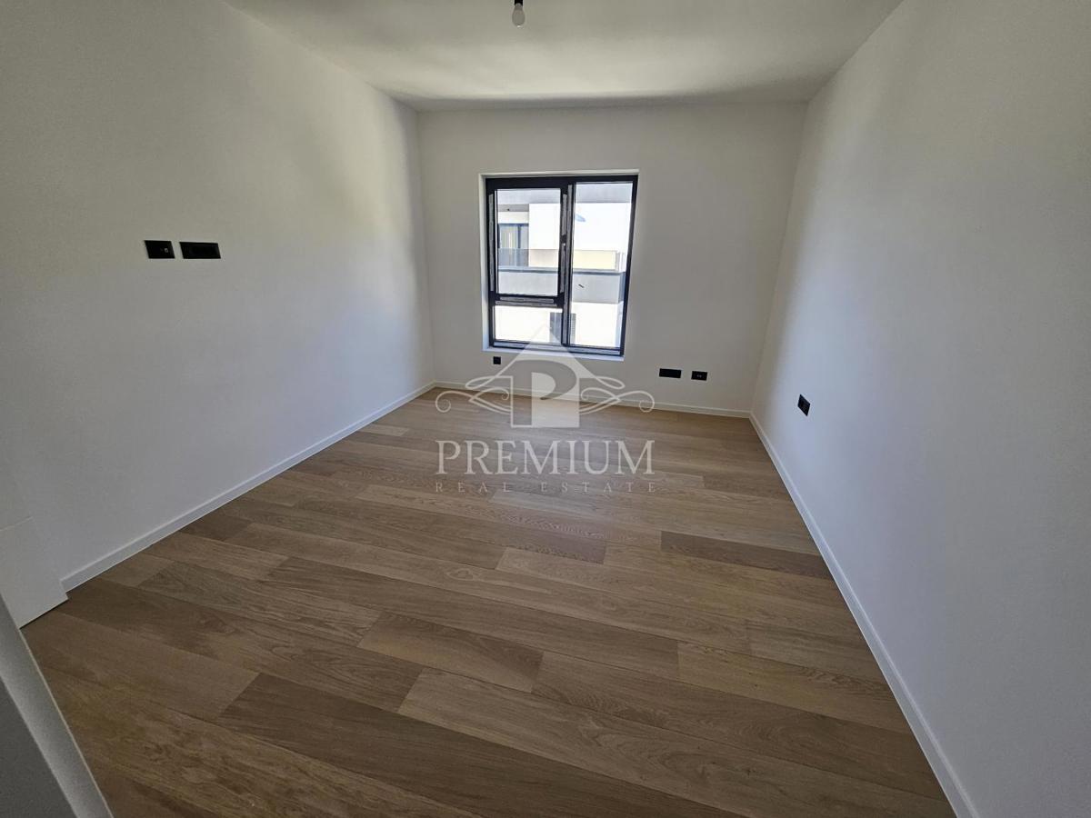 NOVOZGRAJENO STANOVANJE, GARAŽA, DVIGALO, RAZGLED