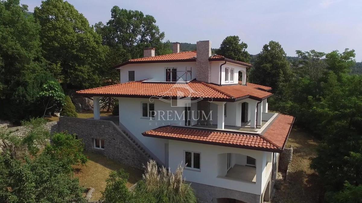 ČUDOVITA VILA Z VELIKIM DVORIŠČEM, RAZGLEDOM, GARAŽO