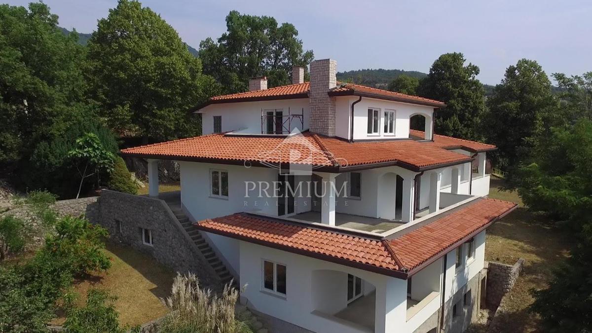 ČUDOVITA VILA Z VELIKIM DVORIŠČEM, RAZGLEDOM, GARAŽO