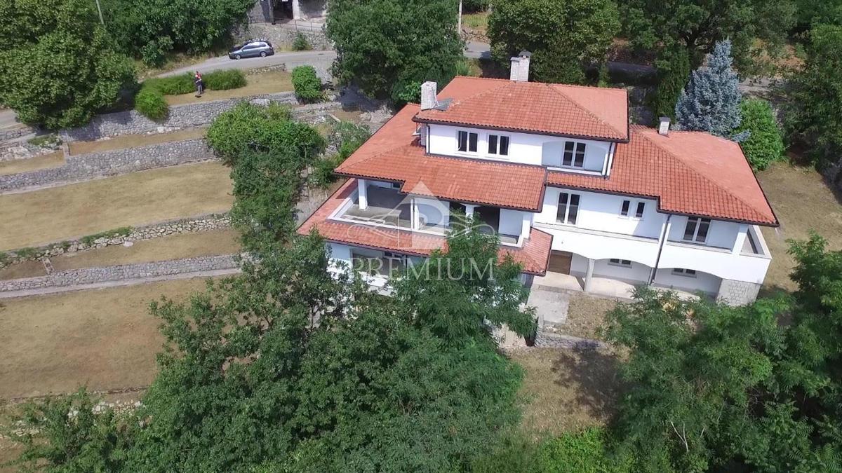 ČUDOVITA VILA Z VELIKIM DVORIŠČEM, RAZGLEDOM, GARAŽO