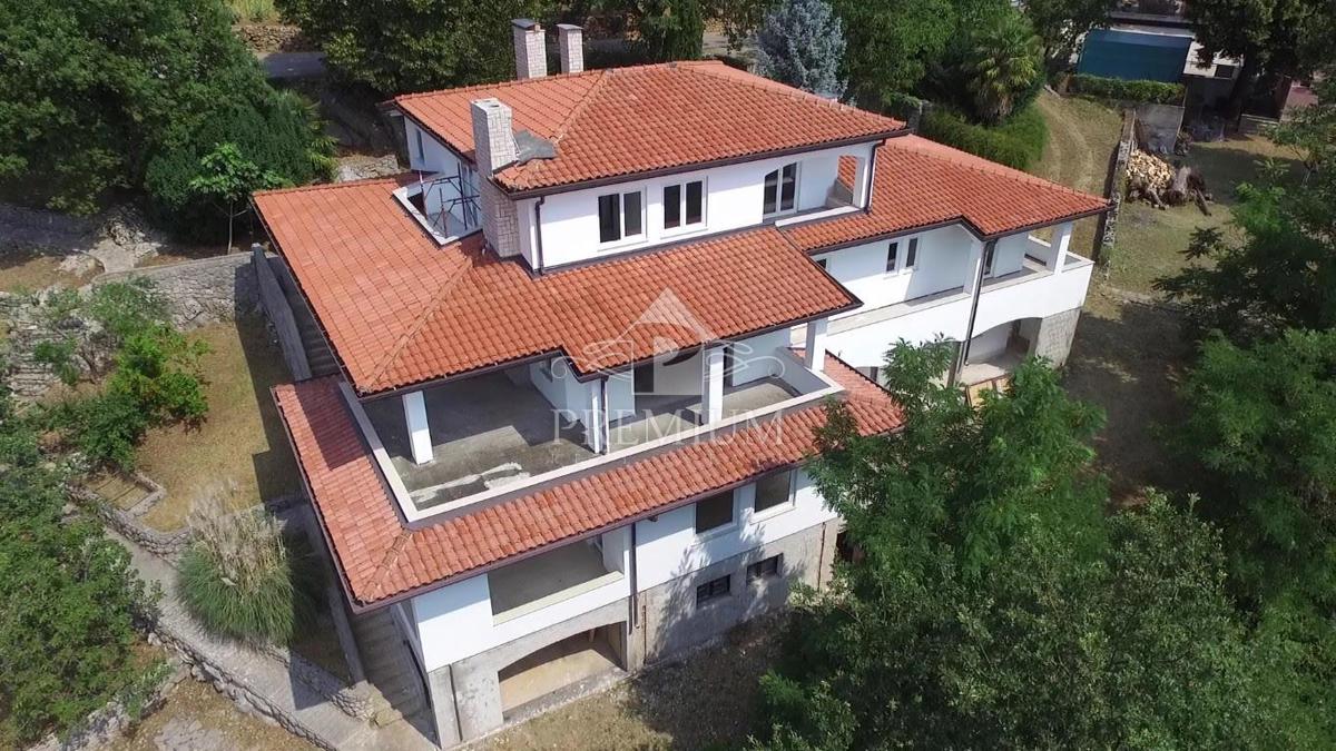ČUDOVITA VILA Z VELIKIM DVORIŠČEM, RAZGLEDOM, GARAŽO