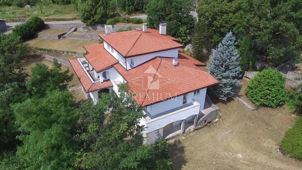 ČUDOVITA VILA Z VELIKIM DVORIŠČEM, RAZGLEDOM, GARAŽO