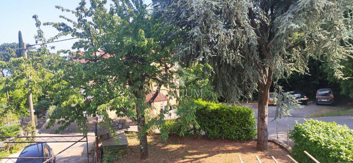 DVONETAŽNO STANOVANJE Z GARAŽO IN VRTOM