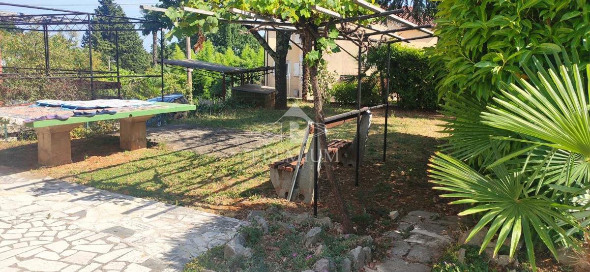 DVONETAŽNO STANOVANJE Z GARAŽO IN VRTOM