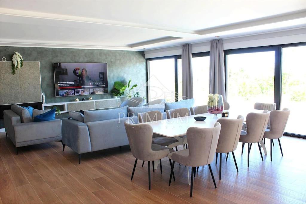 MODERNA VILA Z BAZENOM, PRIMERNA ZA TURIZEM