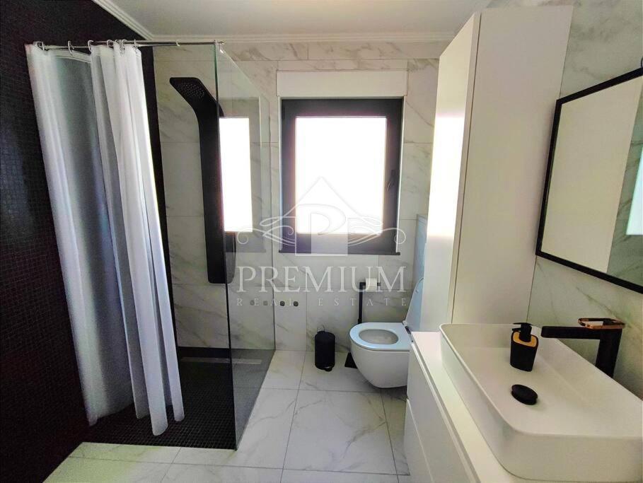 MODERNA VILA Z BAZENOM, PRIMERNA ZA TURIZEM