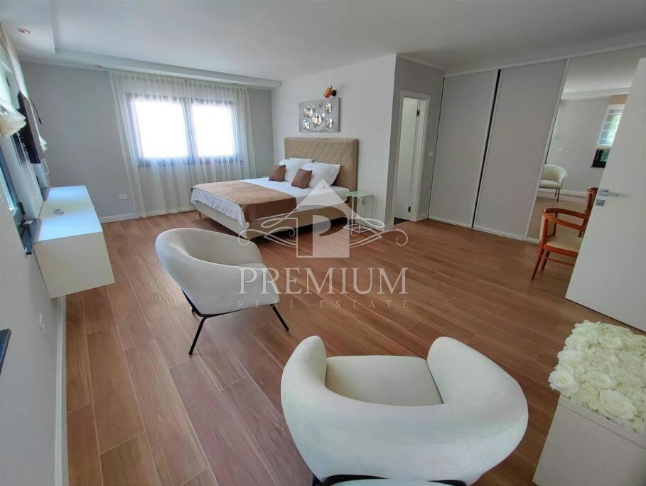 MODERNA VILA Z BAZENOM, PRIMERNA ZA TURIZEM