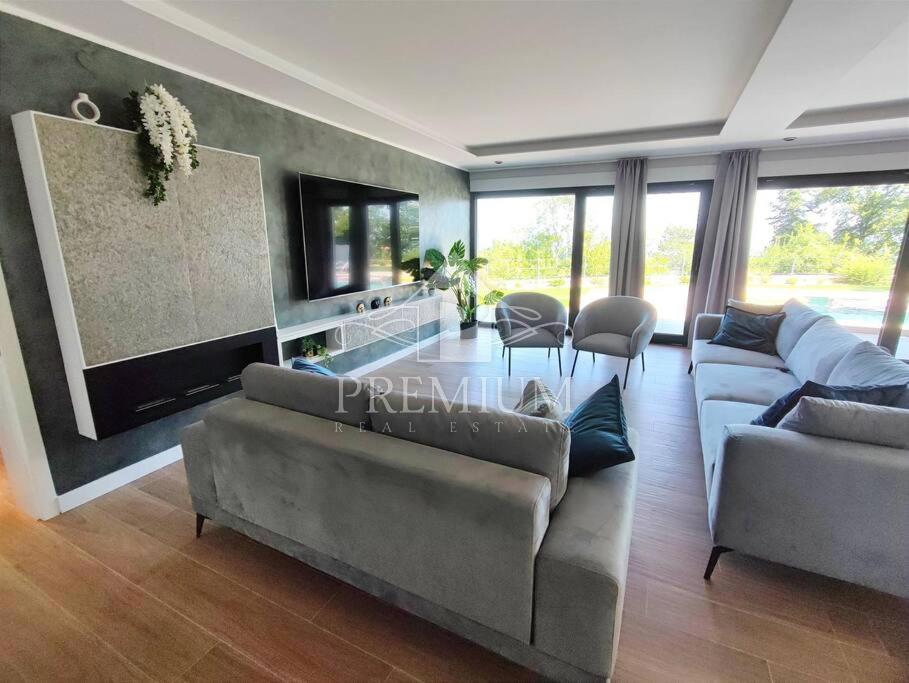 MODERNA VILA Z BAZENOM, PRIMERNA ZA TURIZEM