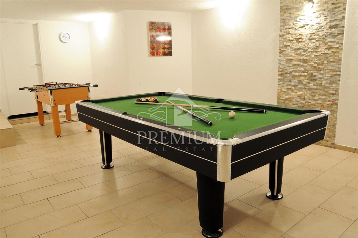 DVOJNA VILA Z BAZENOM IN GARAŽO, TENIŠKIM IGRIŠČEM
