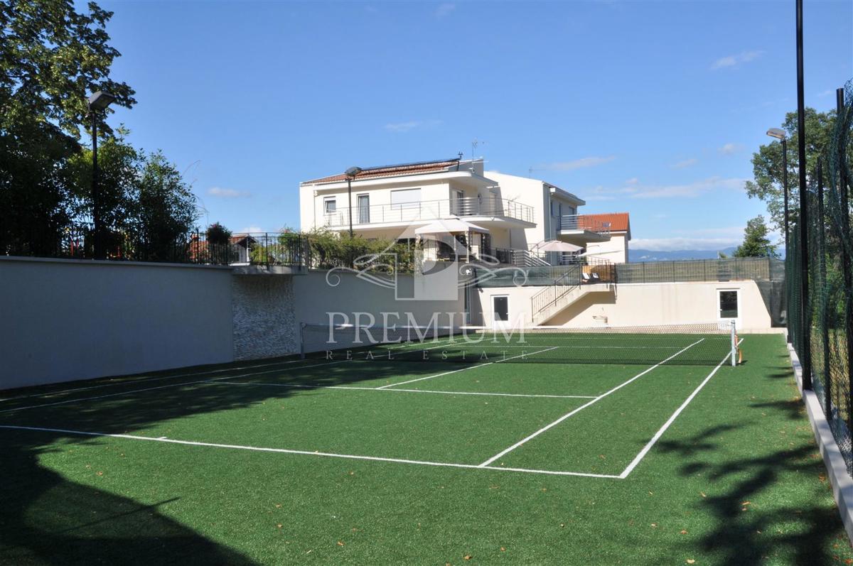 DVOJNA VILA Z BAZENOM IN GARAŽO, TENIŠKIM IGRIŠČEM
