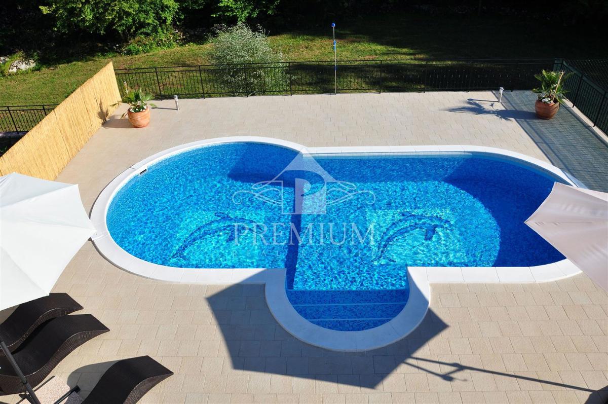 DVOJNA VILA Z BAZENOM IN GARAŽO, TENIŠKIM IGRIŠČEM