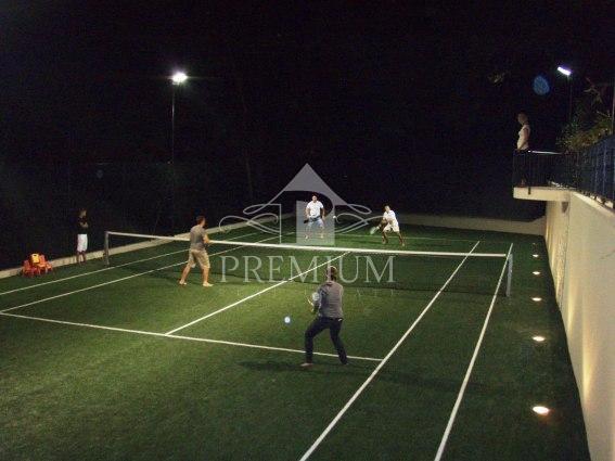 DVOJNA VILA Z BAZENOM IN GARAŽO, TENIŠKIM IGRIŠČEM