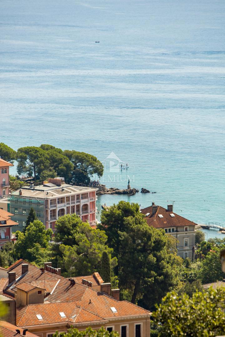 LUKSUZNO STANOVANJE S PREKRASNIM RAZGLEDOM, BAZENOM, LIFT, GARAŽO
