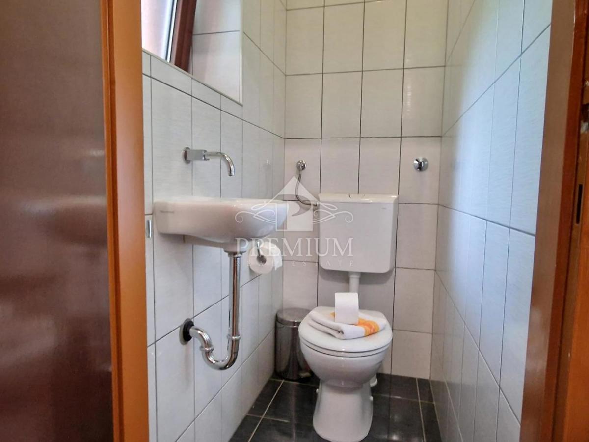 HIŠA NA MIRNI LOKACIJI Z VELIKIM DVORIŠČEM