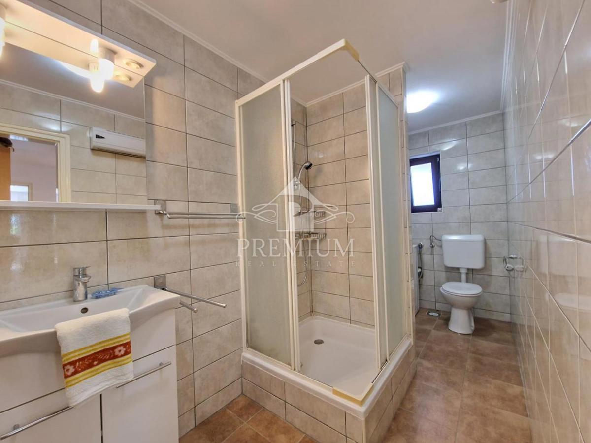 HIŠA NA MIRNI LOKACIJI Z VELIKIM DVORIŠČEM