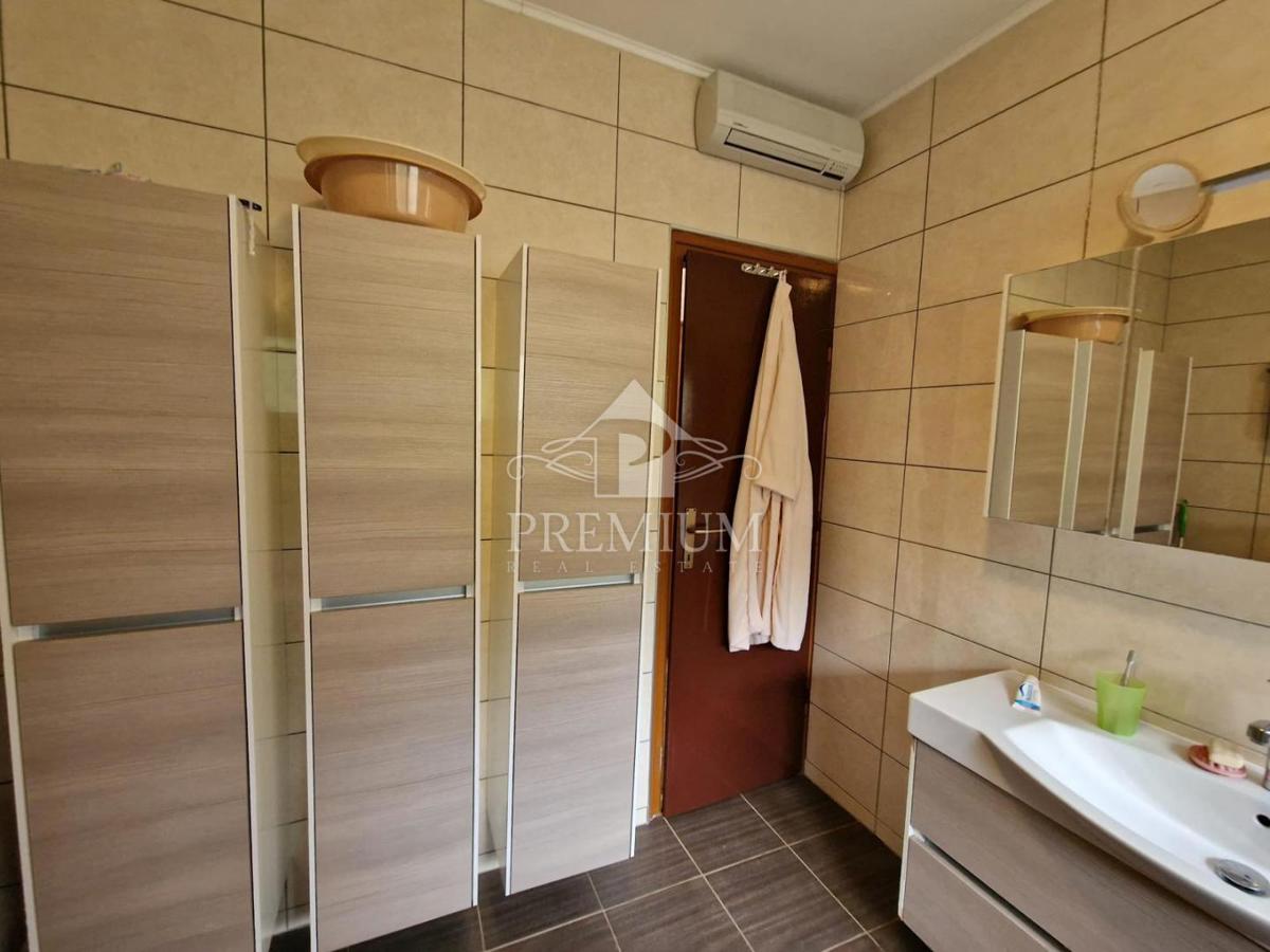 HIŠA NA MIRNI LOKACIJI Z VELIKIM DVORIŠČEM