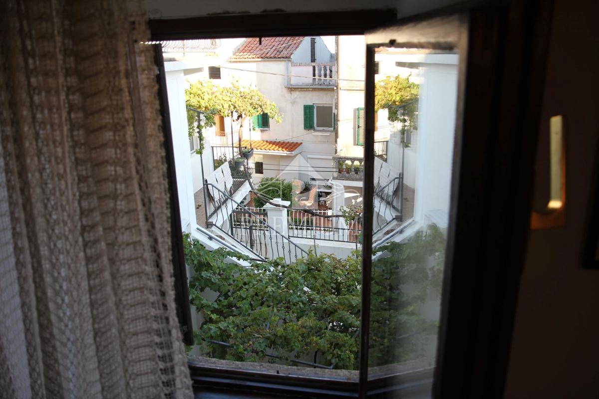 HIŠA V NIZU, STARO MESTNO JEDRO, STREŠNA TERASA Z RAZGLEDOM