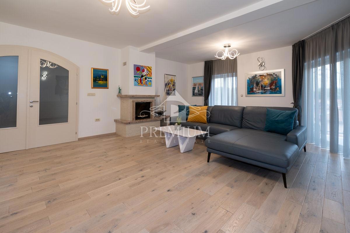 MODERNO UREJENA HIŠA Z BAZENOM IN VRTOM
