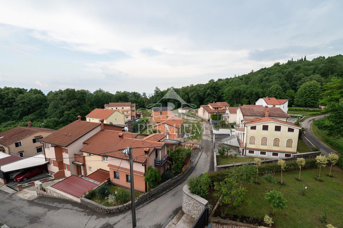 MODERNO UREJENA HIŠA Z BAZENOM IN VRTOM