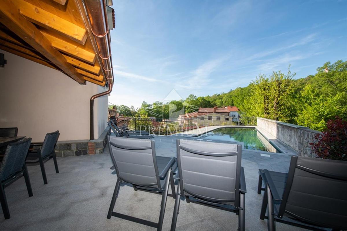 MODERNO UREJENA HIŠA Z BAZENOM IN VRTOM