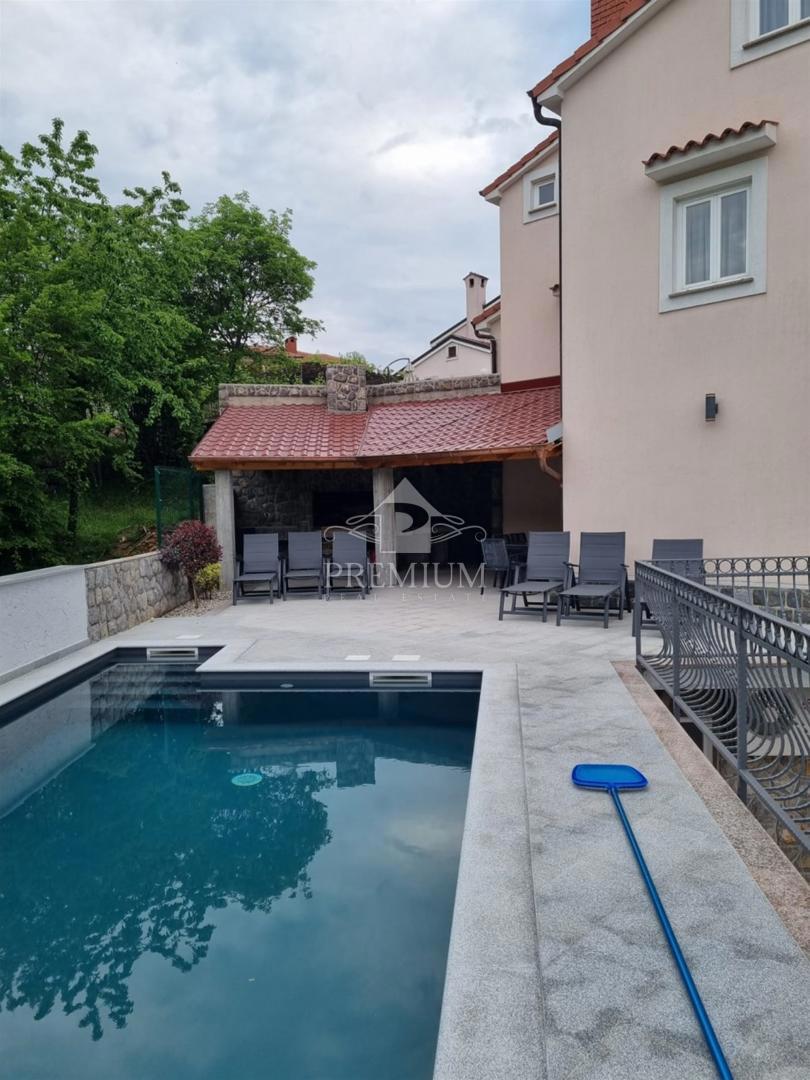 MODERNO UREJENA HIŠA Z BAZENOM IN VRTOM