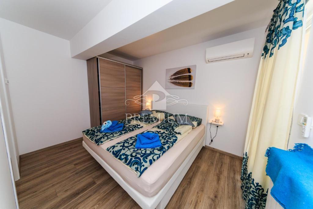 MODERNA HIŠA Z BAZENOM IN VELIKIM VRTOM