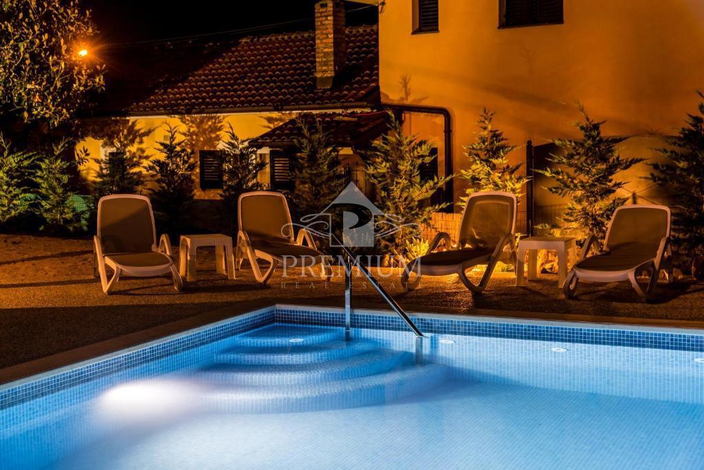 MODERNA HIŠA Z BAZENOM IN VELIKIM VRTOM