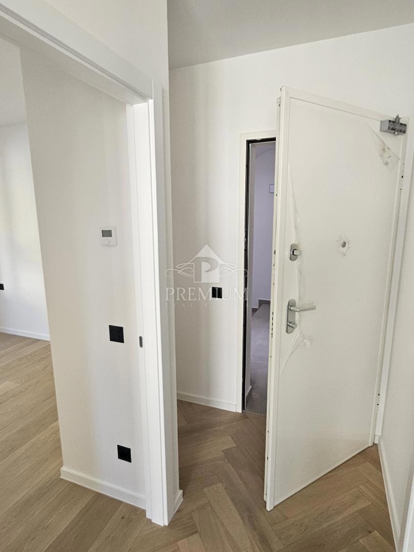 STANOVANJE V NOVOGRADNJI, DVIGALO, PARKIRIŠČE, VRT