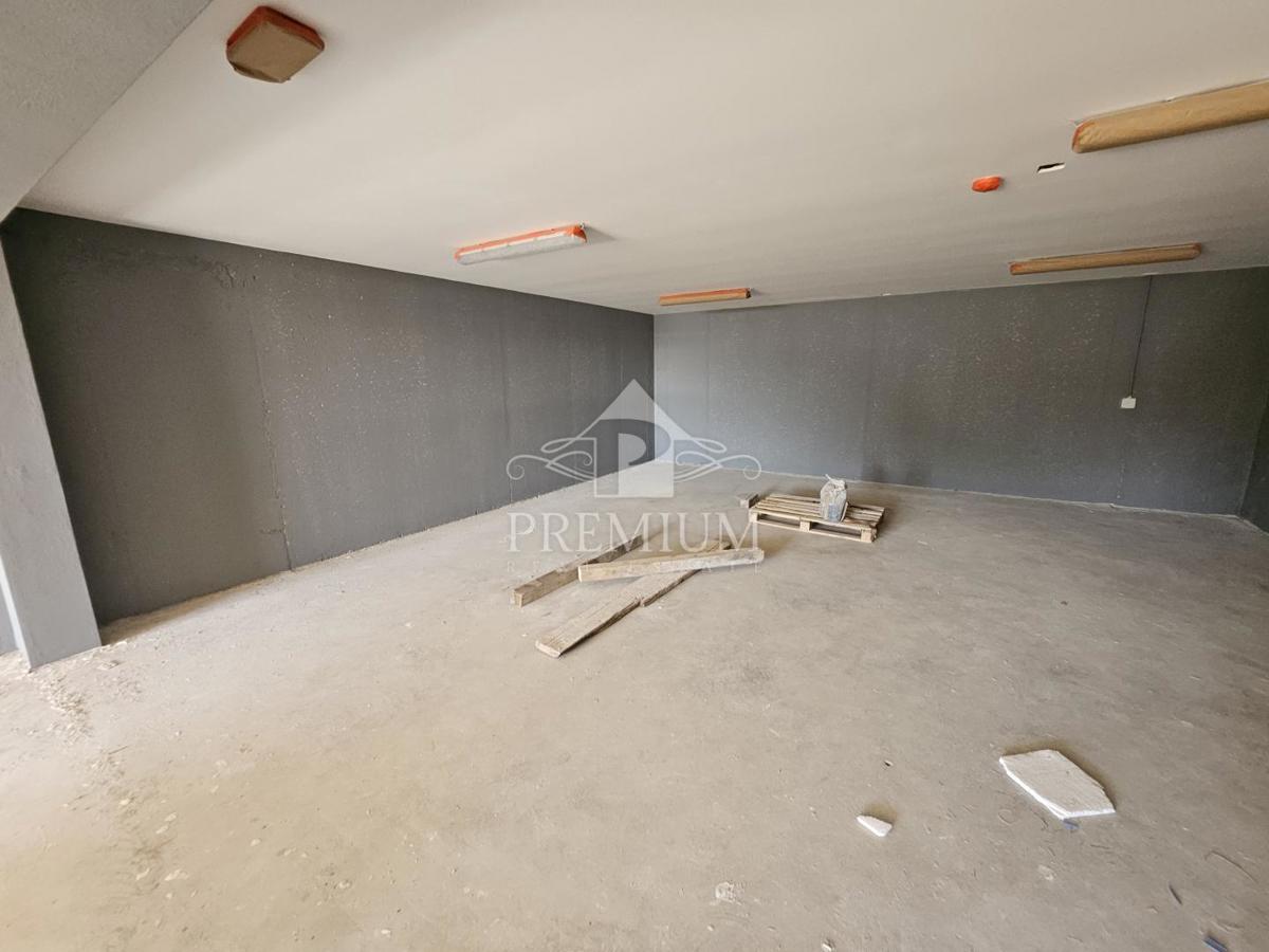 STANOVANJE V NOVOGRADNJI, DVIGALO, PARKIRIŠČE, VRT