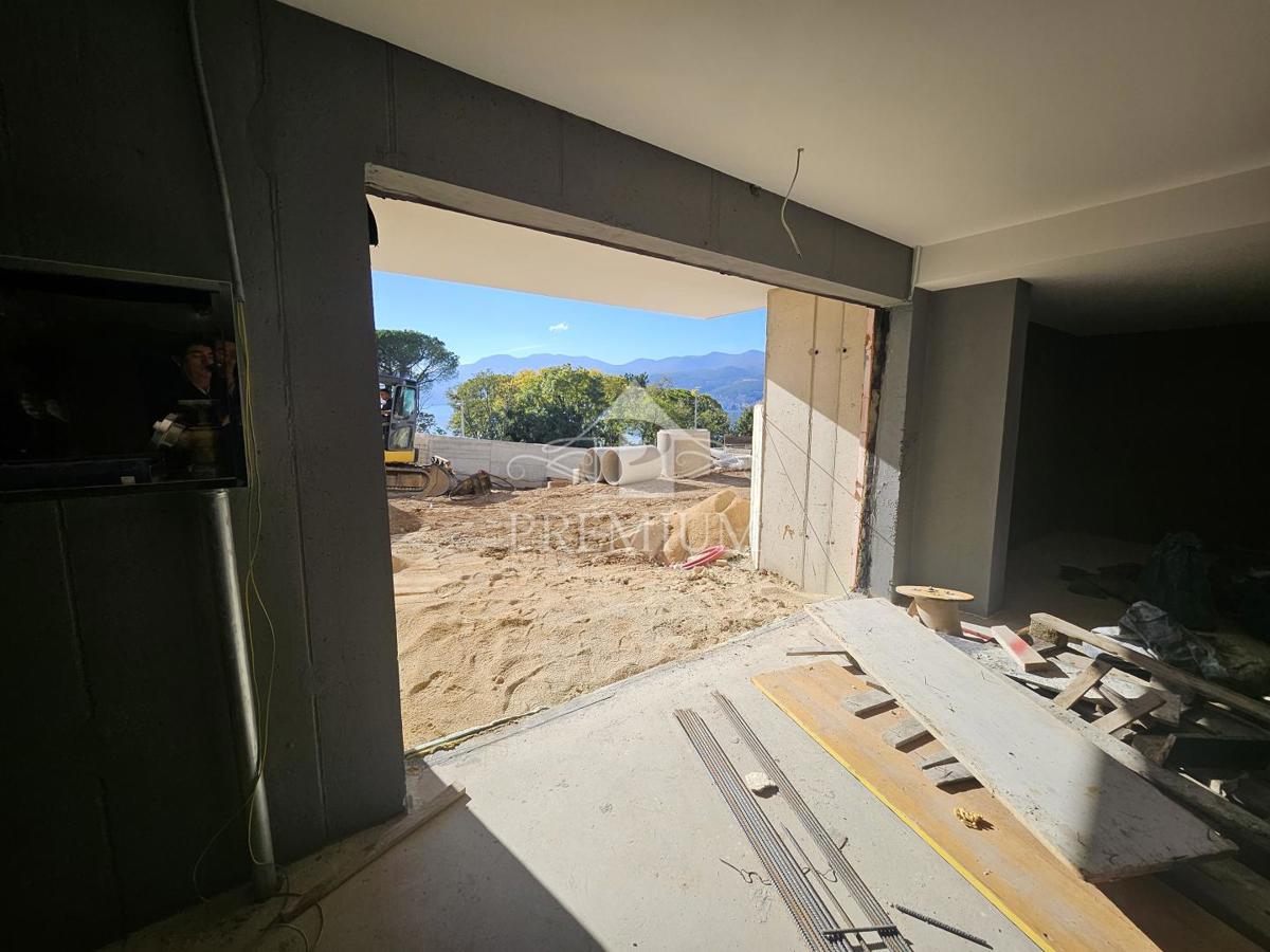 STANOVANJE V NOVOGRADNJI, DVIGALO, PARKIRIŠČE, VRT