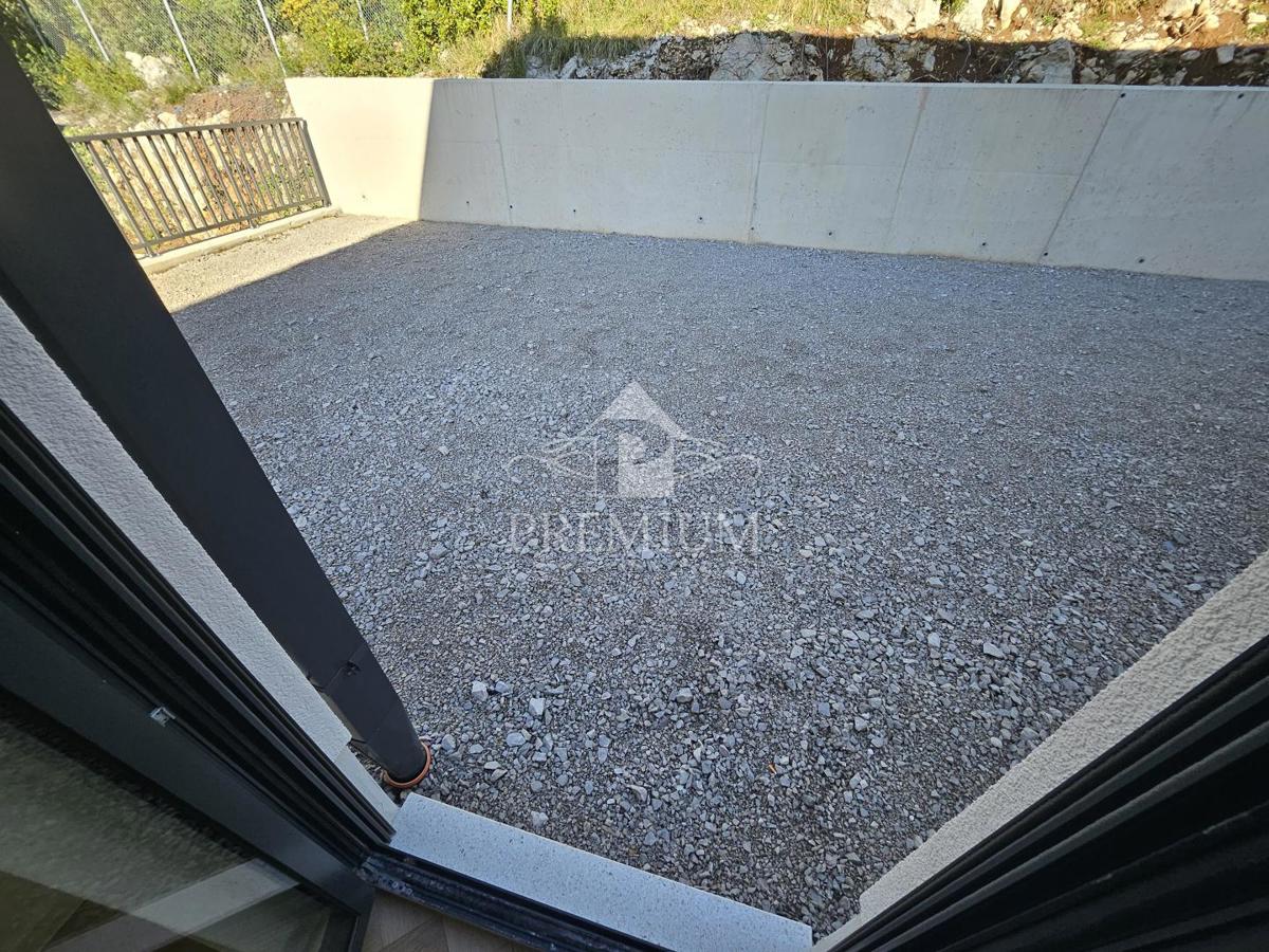 STANOVANJE V NOVOGRADNJI, DVIGALO, PARKIRIŠČE, VRT