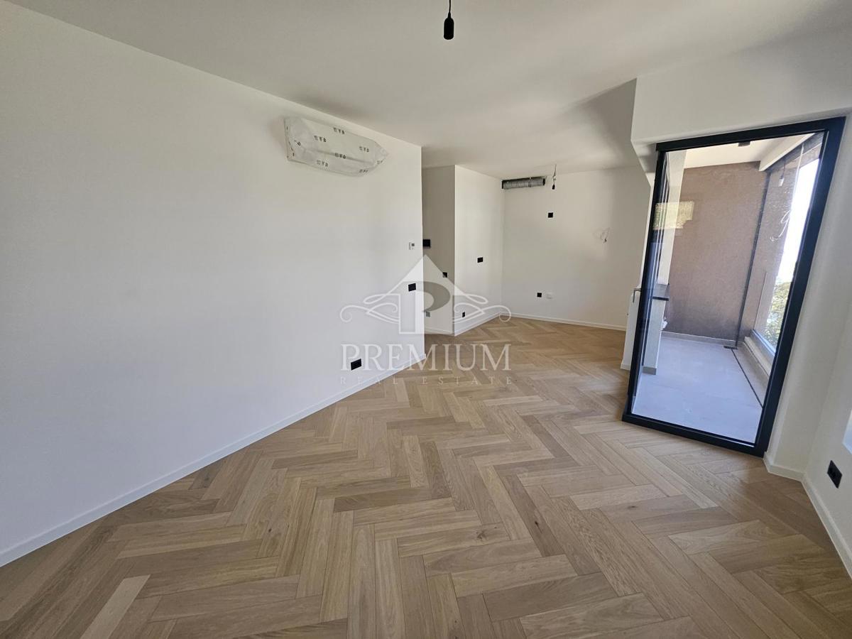 STANOVANJE V NOVOGRADNJI, DVIGALO, PARKIRIŠČE, VRT