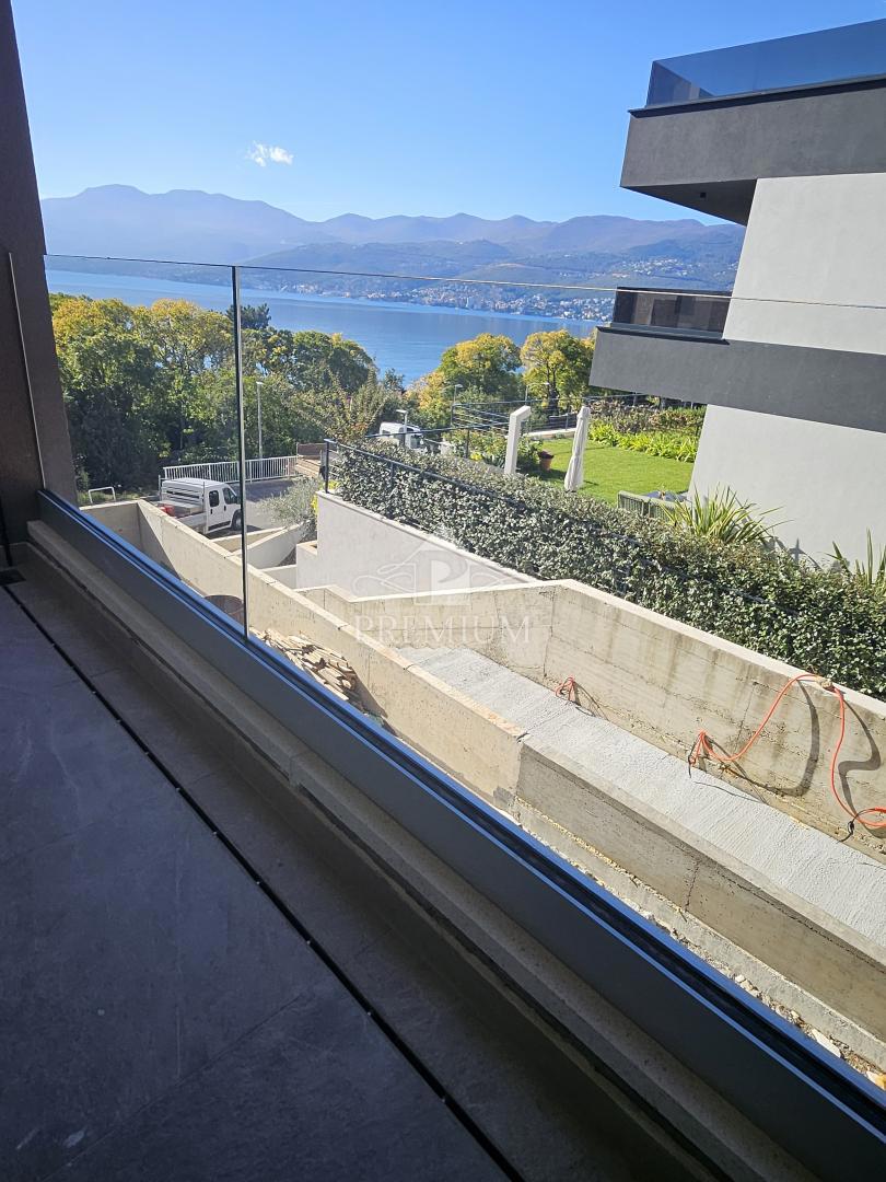 STANOVANJE V NOVOGRADNJI, DVIGALO, PARKIRIŠČE, VRT