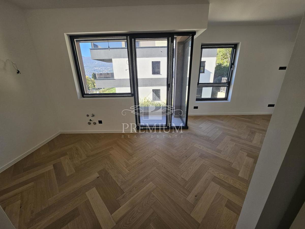 STANOVANJE V NOVOGRADNJI, DVIGALO, PARKIRIŠČE, VRT