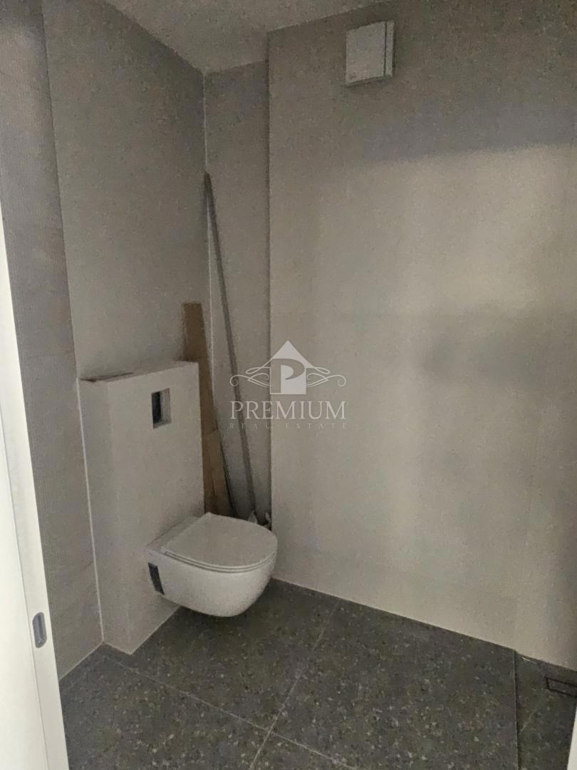 STANOVANJE V NOVOGRADNJI, DVIGALO, PARKIRIŠČE, VRT