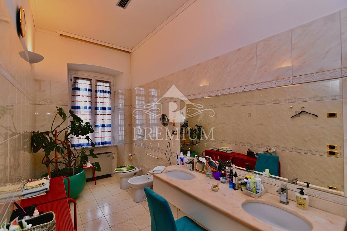 PROSTORNO STANOVANJE V CENTRU, BLIŽINA MORJA