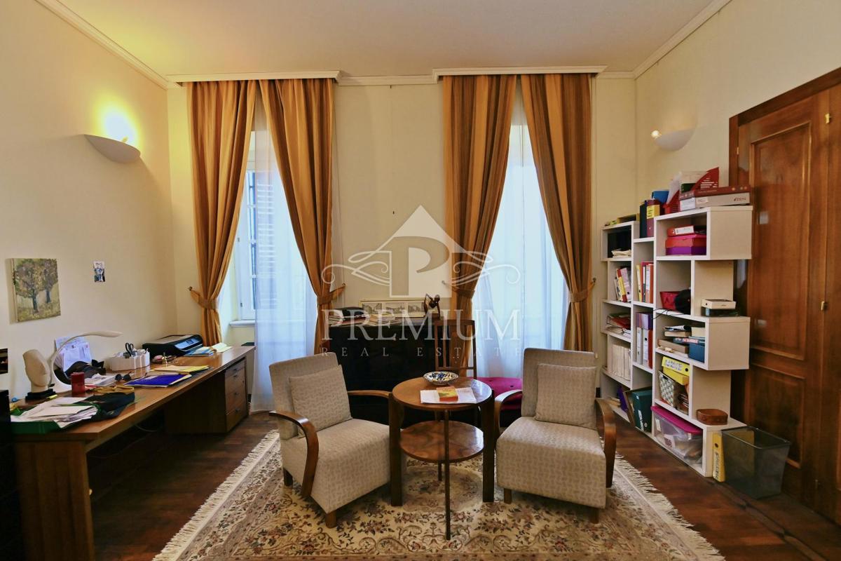 PROSTORNO STANOVANJE V CENTRU, BLIŽINA MORJA