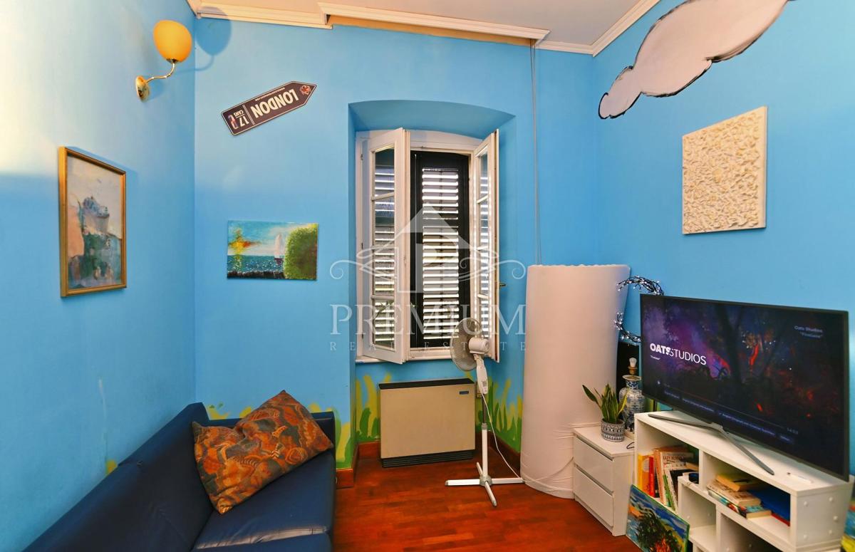 PROSTORNO STANOVANJE V CENTRU, BLIŽINA MORJA