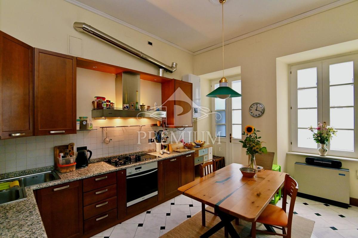 PROSTORNO STANOVANJE V CENTRU, BLIŽINA MORJA