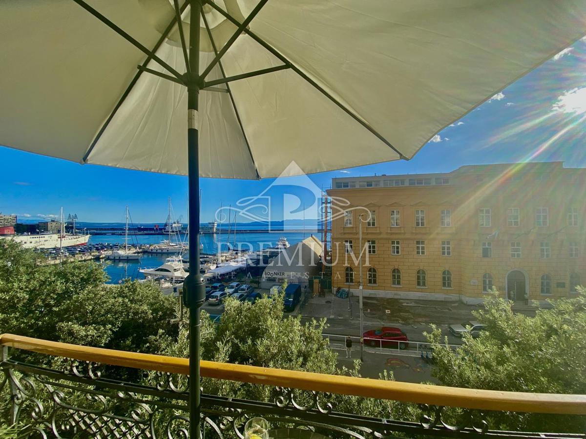 PROSTORNO STANOVANJE V CENTRU, BLIŽINA MORJA