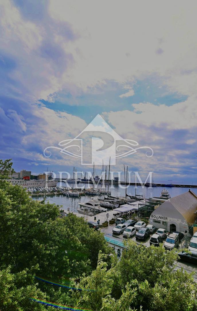 PROSTORNO STANOVANJE V CENTRU, BLIŽINA MORJA