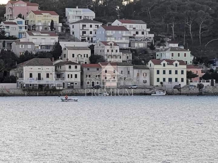 HIŠA OB RIVI, PRVA VRSTA