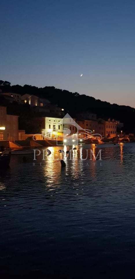 HIŠA OB RIVI, PRVA VRSTA