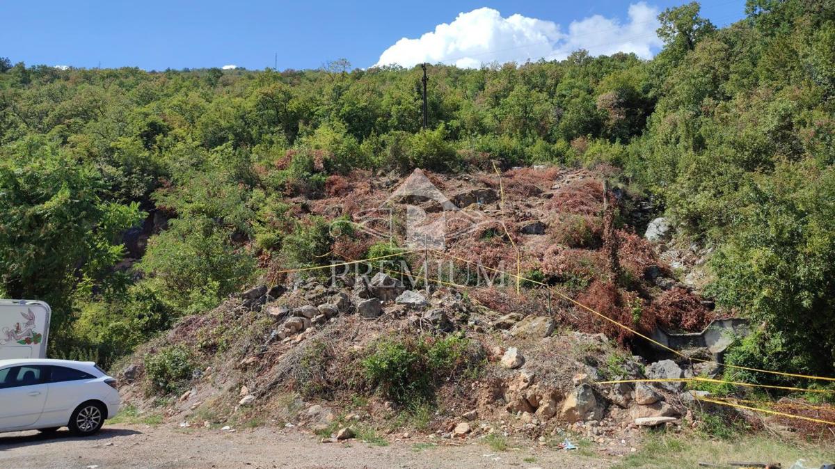 ZAZIDLJIVO ZEMLJIŠČE 716 m2, 170 m od morja