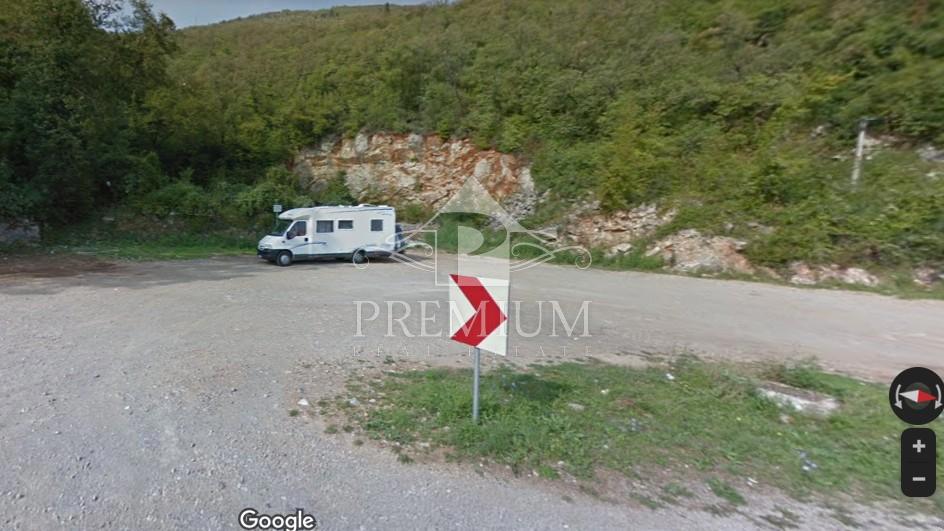 ZAZIDLJIVO ZEMLJIŠČE 716 m2, 170 m od morja